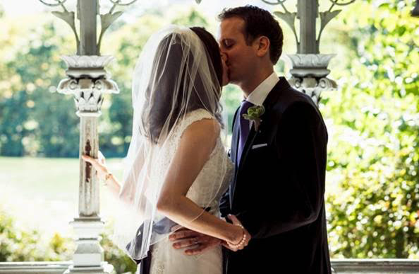 kissingwedding