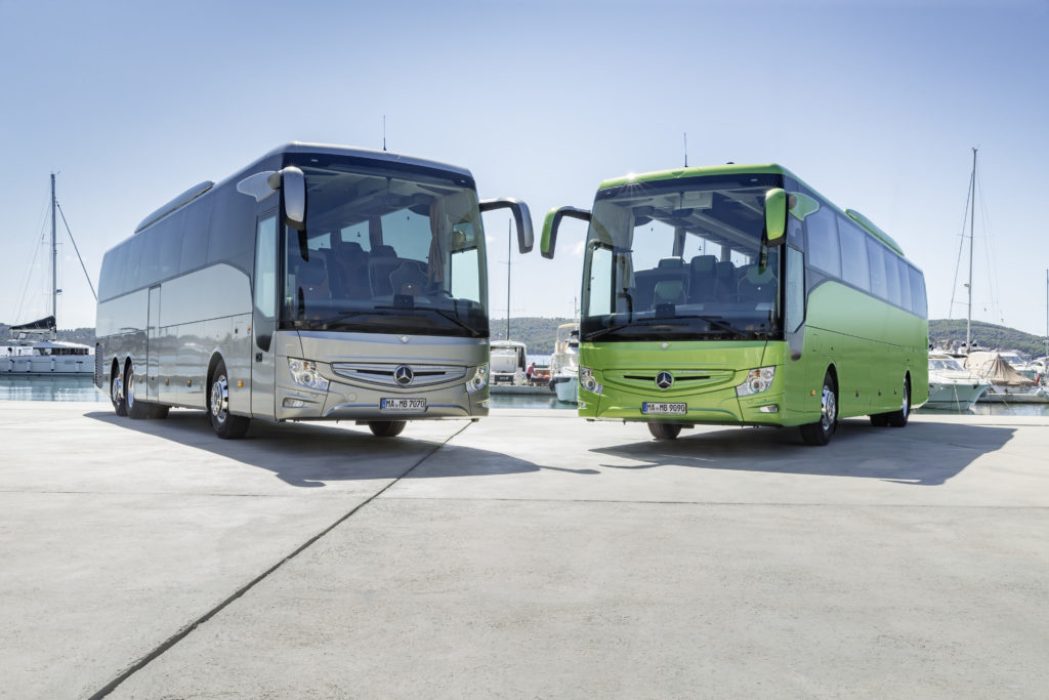 Mercedes-Benz Tourismo M, Exterieur, platinum-silber metallic, OM 470 Euro VI mit 315 kW (428 PS), 10,7 L Hubraum, 8-Gang Mercedes PowerShift, BiXenon-Scheinwerfer, Länge/Breite/Höhe: 13.115/2.550/3.680 mm, Bestuhlung: 1/48; Mercedes-Benz Tourismo M/2, Exterieur, viperngrün metallic, OM 470 Euro VI mit 315 kW (428 PS), 10,7 L Hubraum, 8-Gang Mercedes PowerShift, Bi-Xenon Scheinwerfer, Länge/Breite/Höhe: 13.115/2.550/3.680 mm, Bestuhlung: 1/48.
Mercedes-Benz Tourismo M, Exterior, platinum silver metallic, OM 470 Euro VI rated at 315 kW/428 hp, displacement 10.7 l, 8-speed Mercedes PowerShift transmission, BiXenon headlamps, length/width/height: 13115/2550/3680 mm, seating: 1/48; Mercedes-Benz Tourismo M/2, Exterior, viper green metallic, OM 470 Euro VI rated at 315 kW/428 hp, displacement 10.7 l, 8-speed Mercedes PowerShift transmission, bi-xenon headlamps, length/width/height: 13115/2550/3680 mm, seating: 1/48.