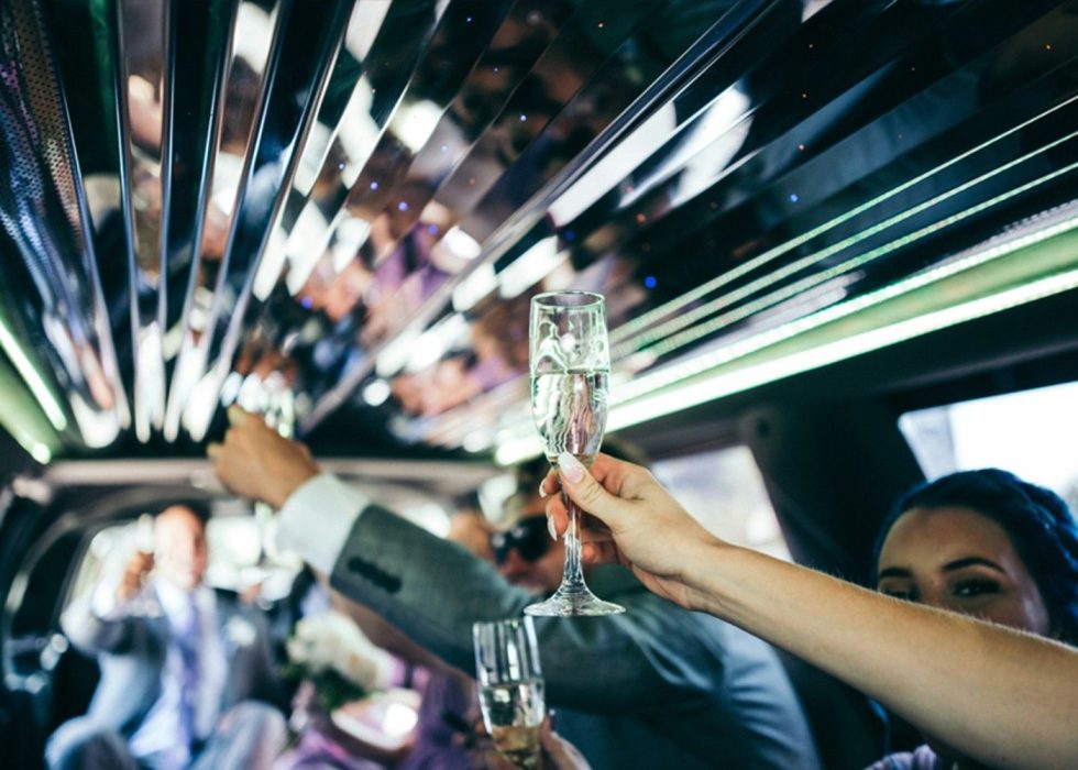 from-booking-to-bubbly-how-to-make-the-most-of-your-limo-experience-4f35d5bbf0413f47baa8407da2fceff7